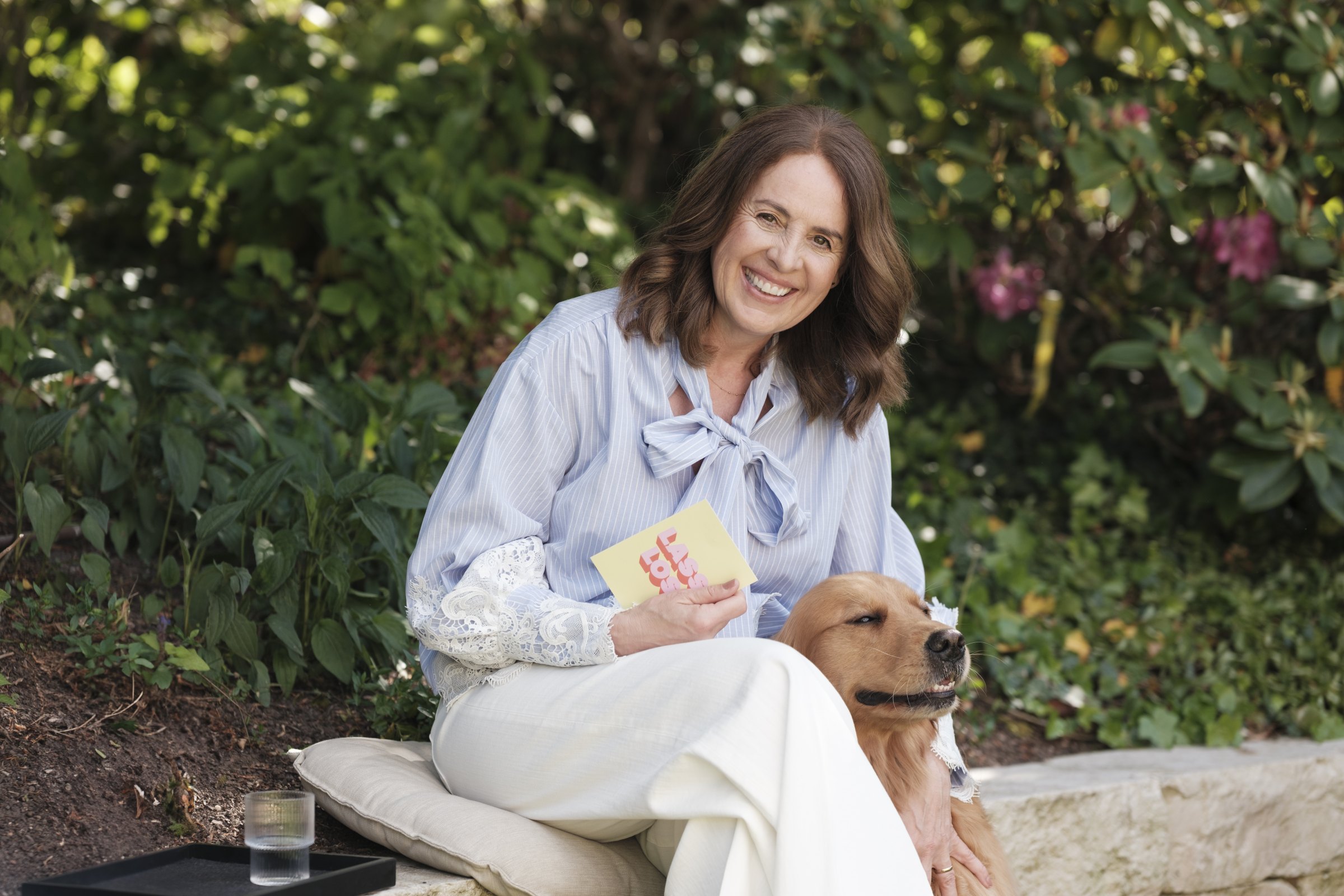 Claudia Lässig im Garten mit ihrem Hund.